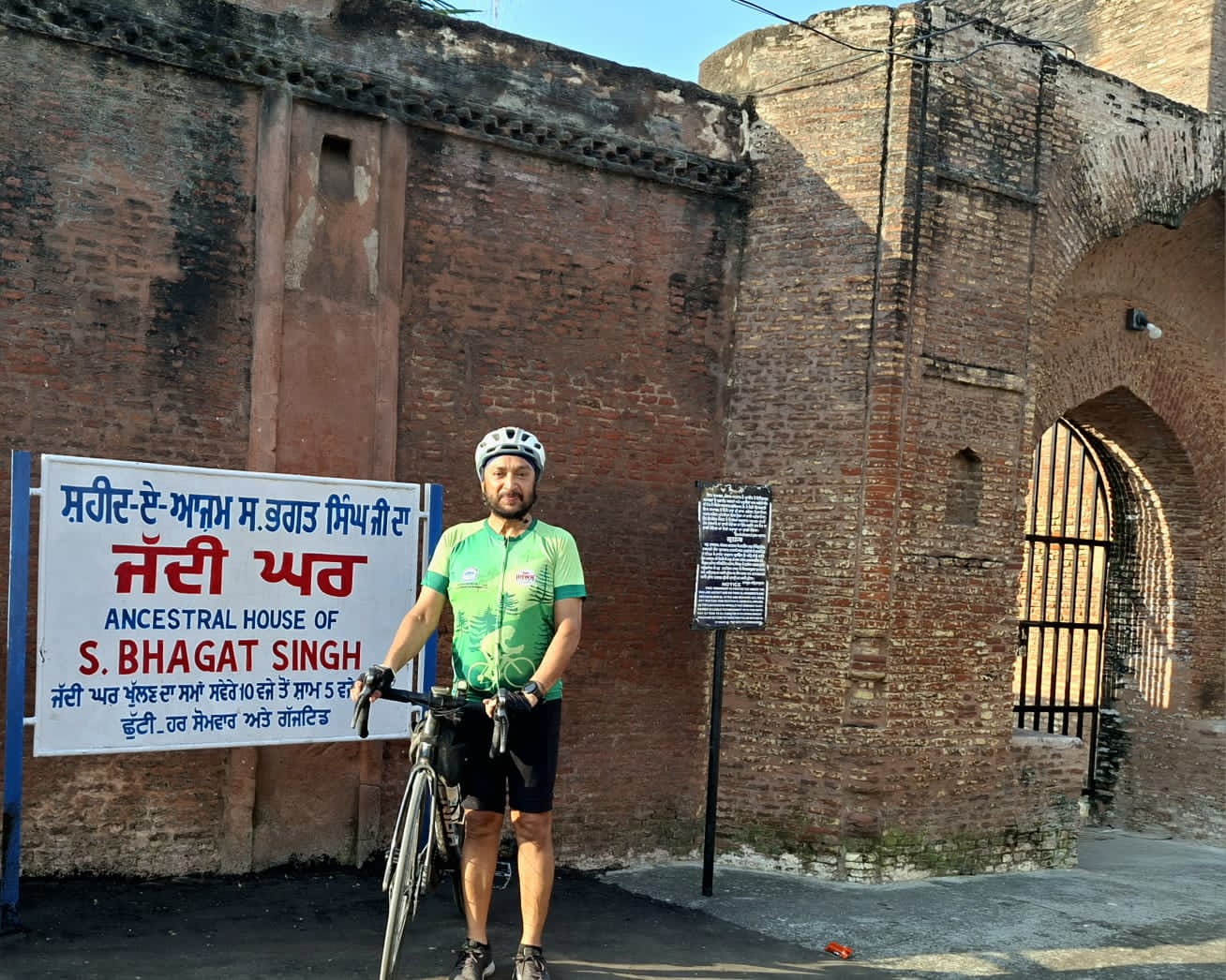 ਸ਼ਹੀਦ ਭਗਤ ਸਿੰਘ ਦੇ ਜਨਮ ਦਿਨ ਮੌਕੇ 108 ਕਿਲੋਮੀਟਰ ਸਾਇਕਲਿੰਗ ਕਰਕੇ ਖਟਕੜ ਕਲਾਂ ਪਹੁੰਚੇ ਬਲਰਾਜ ਚੌਹਾਨ।